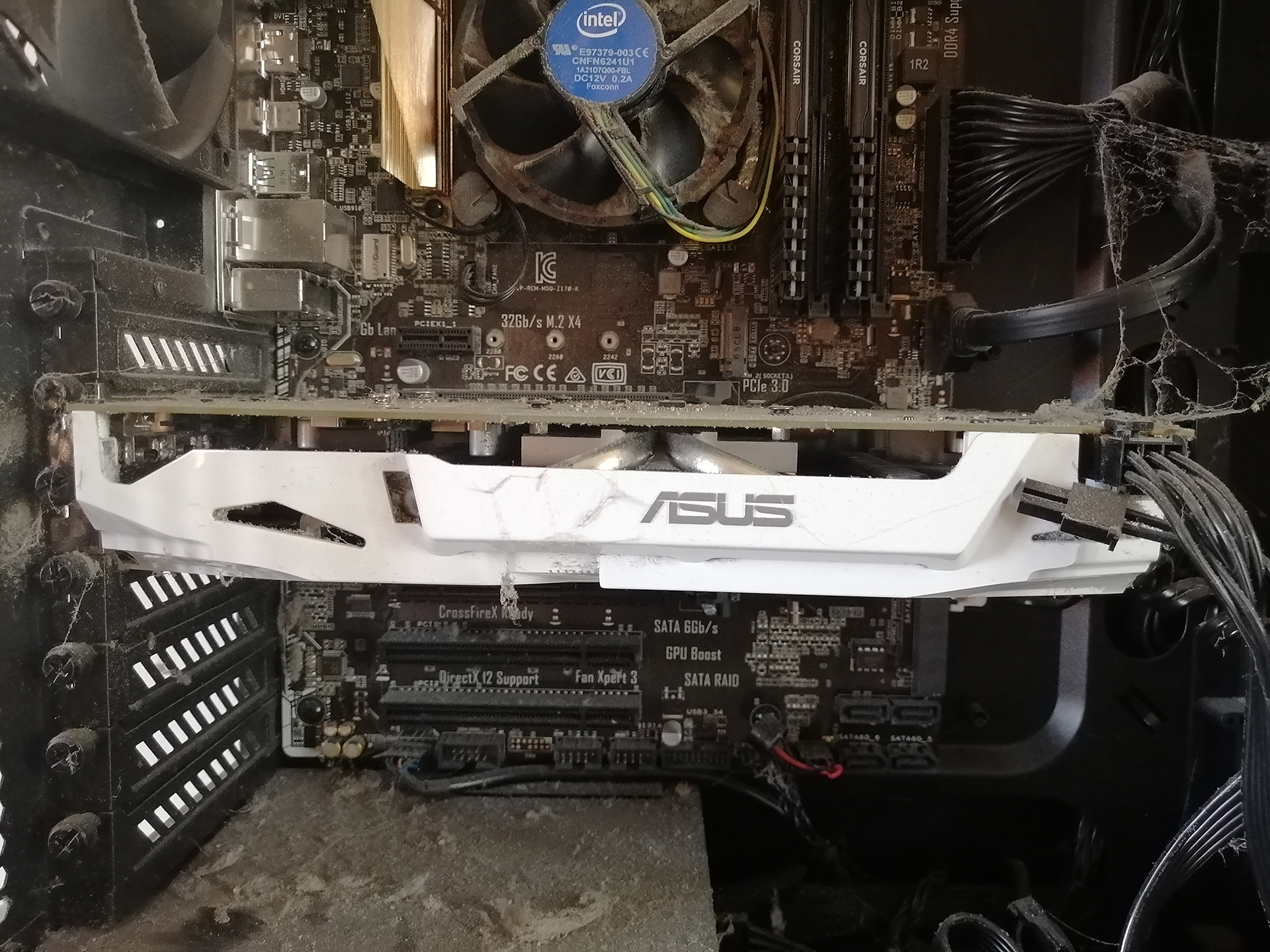 intérieur d'un ordianteur poussiéreux